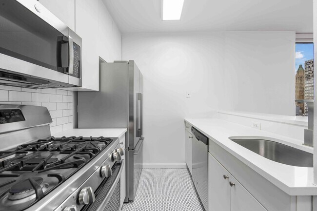 Photo - 245 E 44th St Unidad 32F