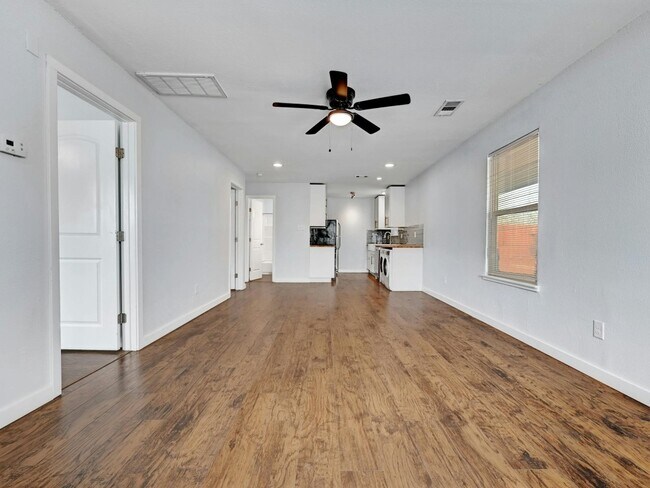 Building Photo - 1120 Estes Ave Rental