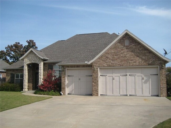 Building Photo - 3909 SW Sycamore St Rental