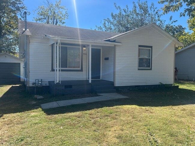 Building Photo - 816 W 42nd St