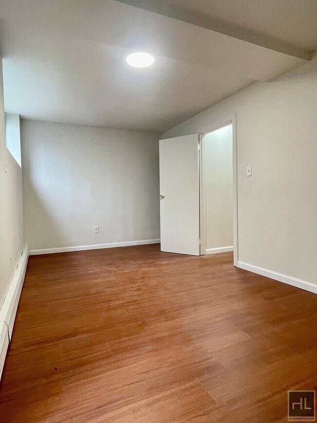 Photo - 2 Bedroom with backyard in Corona Queens Unidad 1R