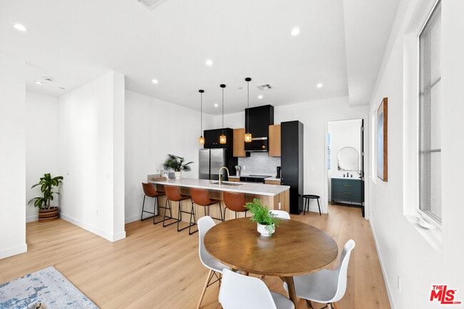 Photo - 2324 S Dunsmuir Ave