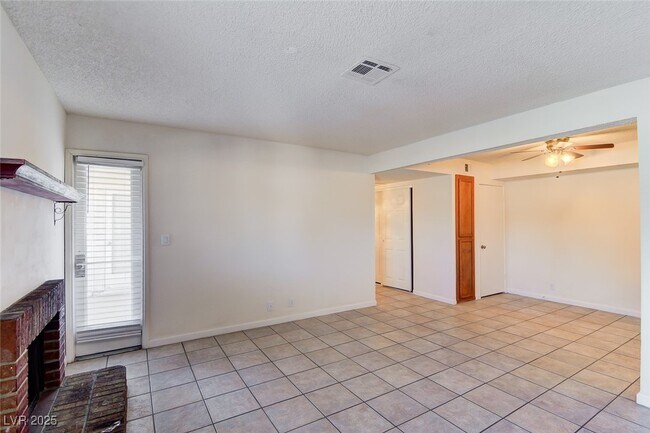 Photo - 1701 E Katie Ave Unidad 95