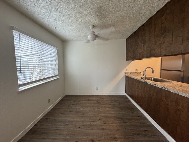 Photo - 2004 Ahern St