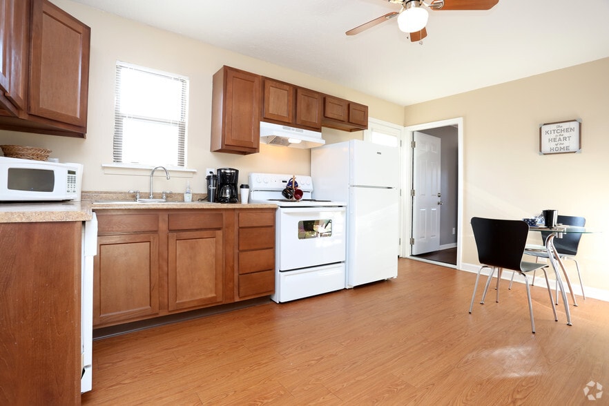 2BR, 1BA - 920 SF Townhouse - Kitchen