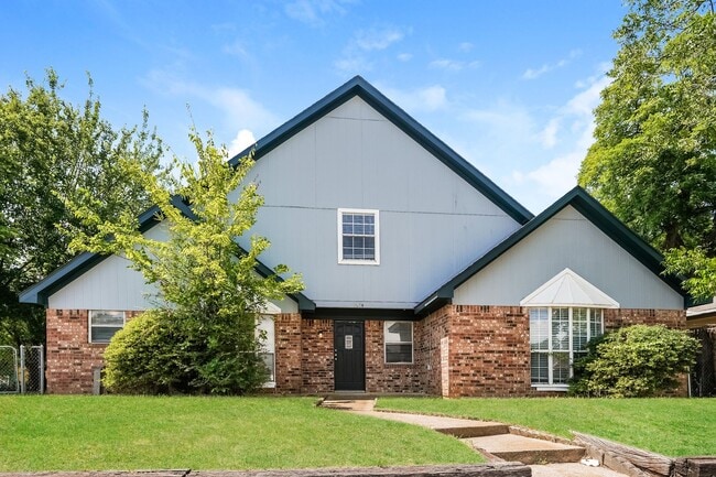 Building Photo - 4 BR/2BA | Updated Single Family Home | Gorgeous hardwoods | Storage attic!