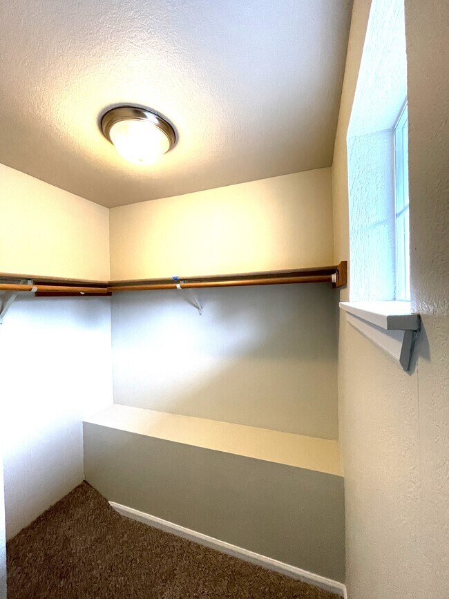 Walk-In Closets - 5512 96th St E