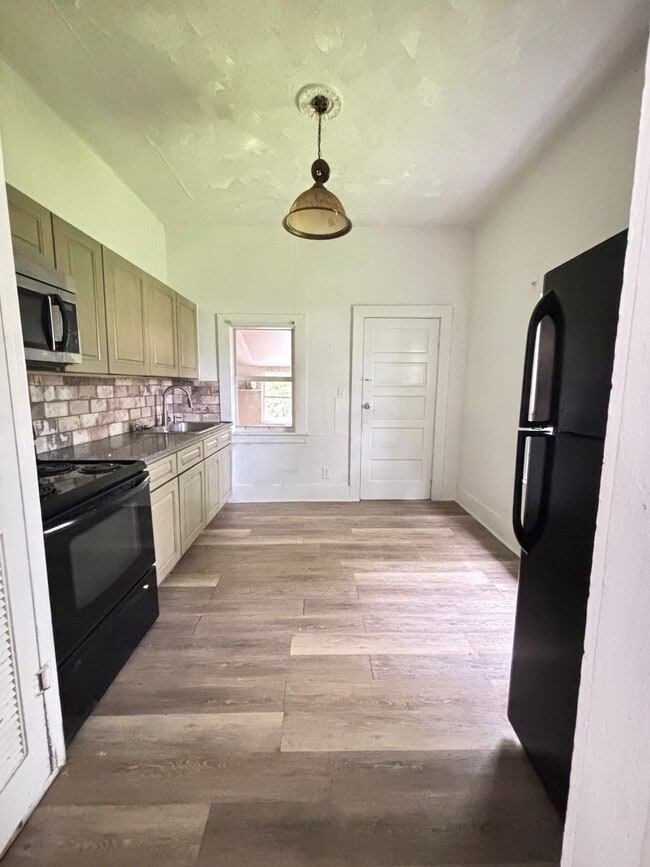 Photo - 1348 Spearing St