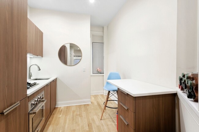 Photo - 53 W 11th St