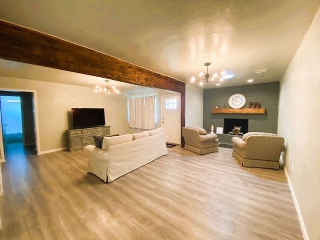 Photo - 1100 Elmhurst St