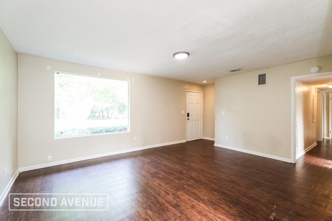 Photo - 1320 Bretta St