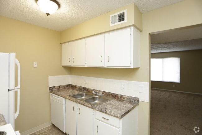 2BR, 1.5BA - 910 SF - Candlelite Apartments