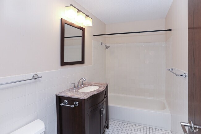 1BR, 1BA - 700 SF