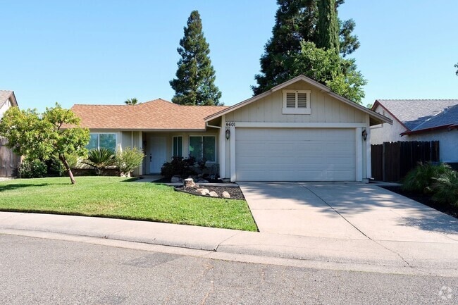 Building Photo - Centrally Located 4-Bedroom Home with Spac...