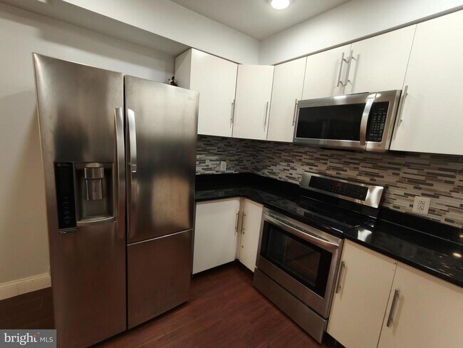 Building Photo - 617 N 11th St Unit 1