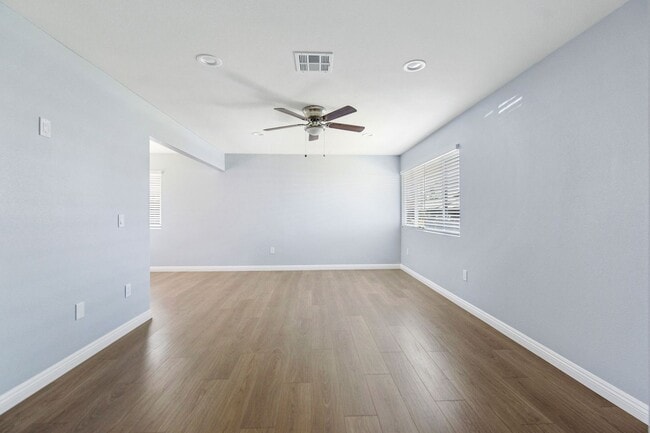 Photo - FULLY UPDATED 2 Bedroom/ 2 bathroom condo ...