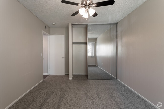 2BR, 2BA - 915 SF