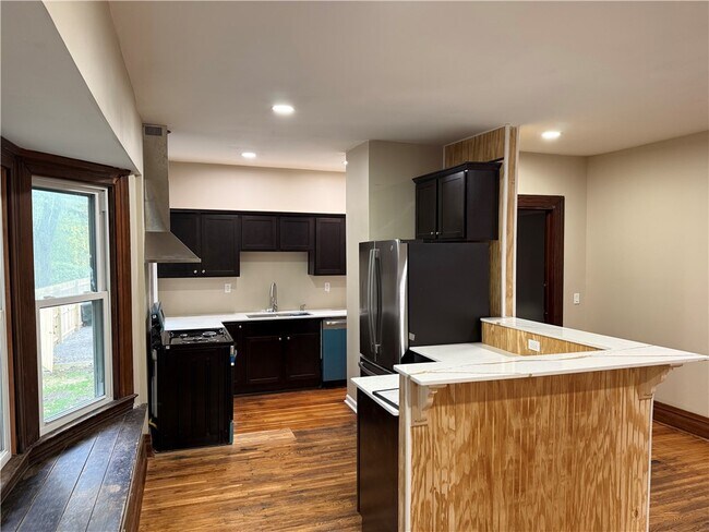 Photo - 483 Alexander St