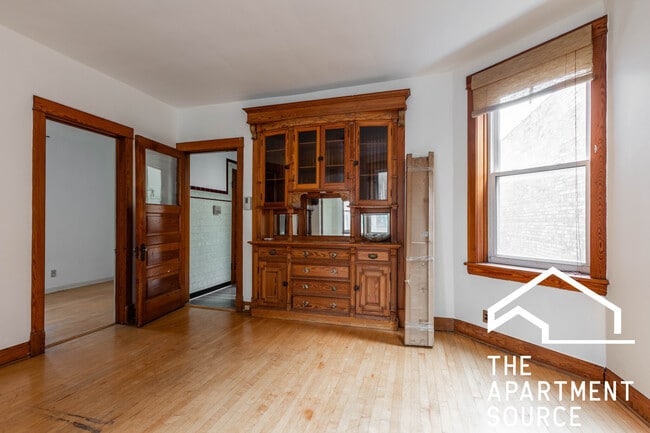 Building Photo - 2042 W Armitage Ave Unit 1 Rental
