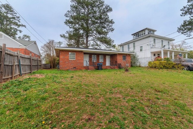 Building Photo - SECTION 8 ACCEPTED! - Cozy 2-Bedroom Home ...
