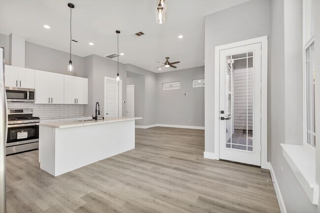 Photo - 4924 Winnetka St