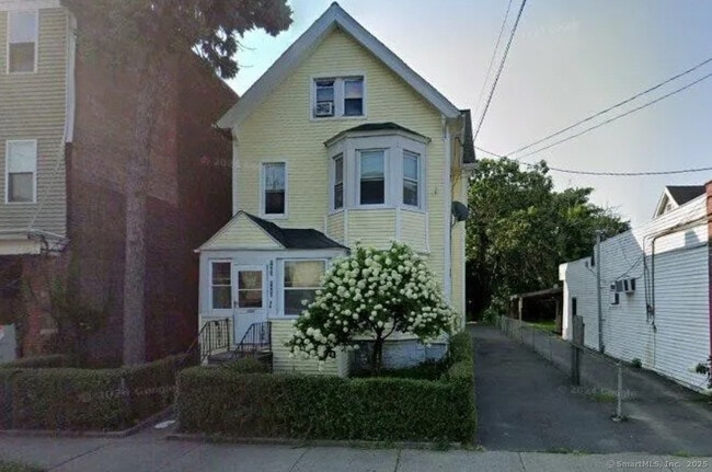 Building Photo - 1400 Stratford Ave Unit 1st Rental