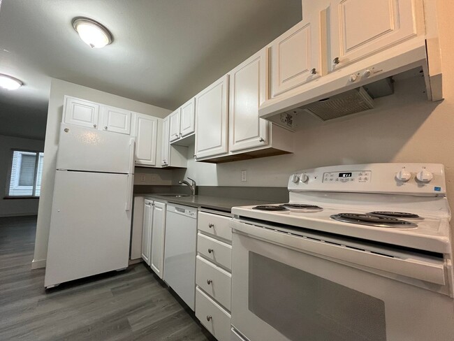 Building Photo - 9227 Interlake Ave N Unit 7