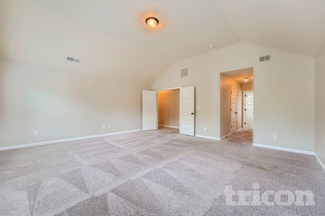 Photo - 744 Effendi Pl