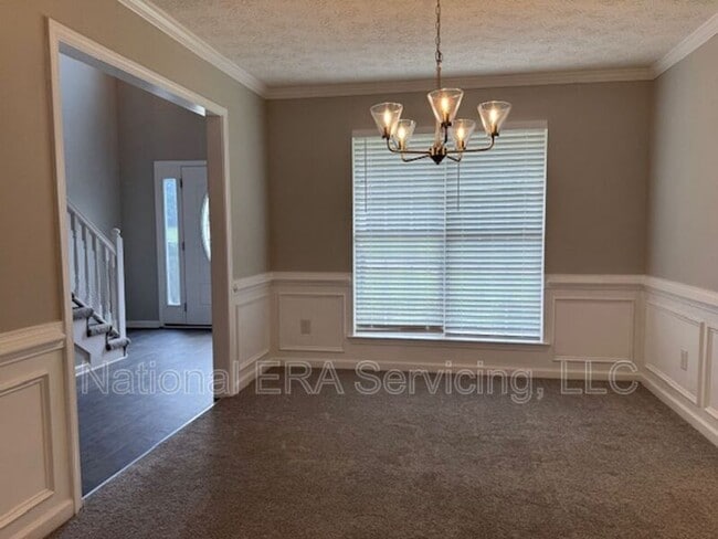 Photo - 711 Tullamore Way
