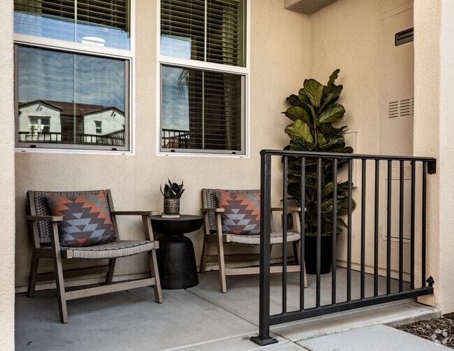 2BR, 2BA - 1056 SF