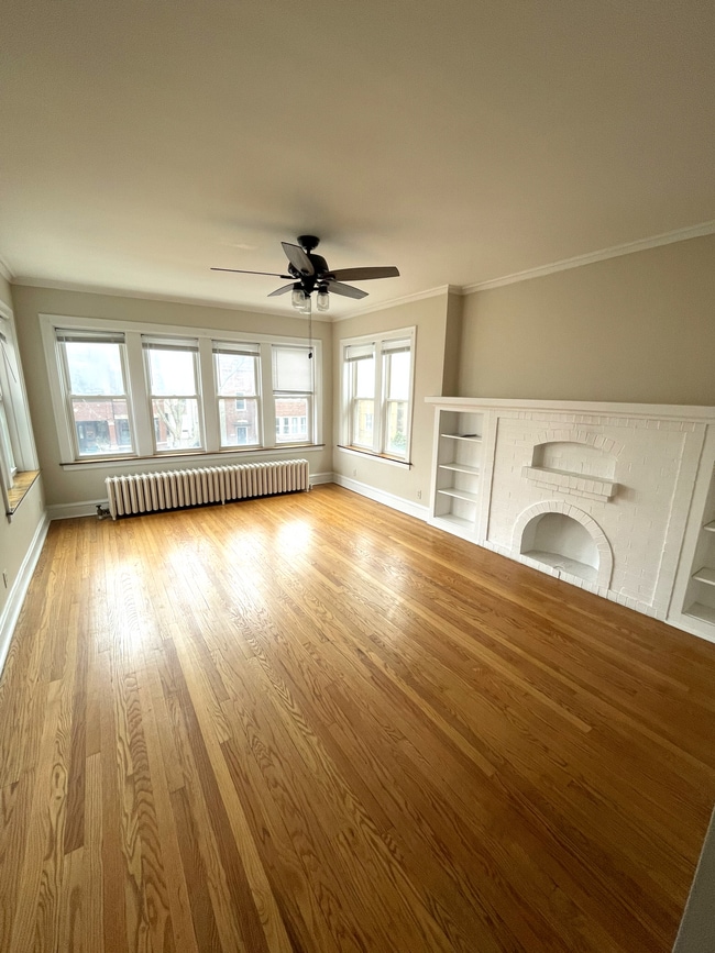 Building Photo - 2433 W Dakin St Unit 2