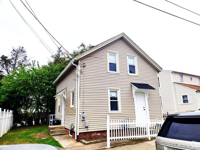 Building Photo - ****Pawtucket/Woodlawn Single Family - $2,... Rental