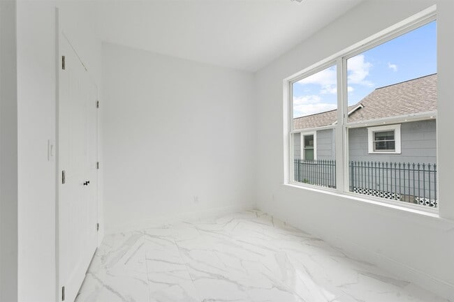 Photo - 225 Royder St