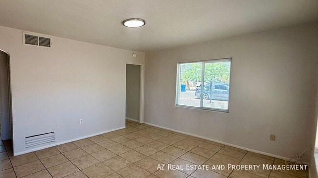 Building Photo - 1405 W Clarendon Ave Unit 1