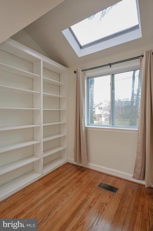 Building Photo - 208 Upton St Rental