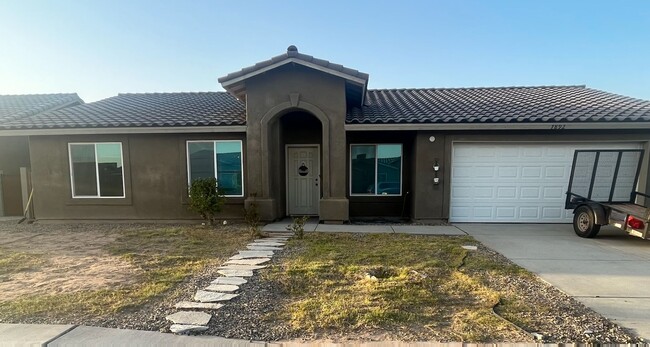 Building Photo - 4 BEDROOM HOME!