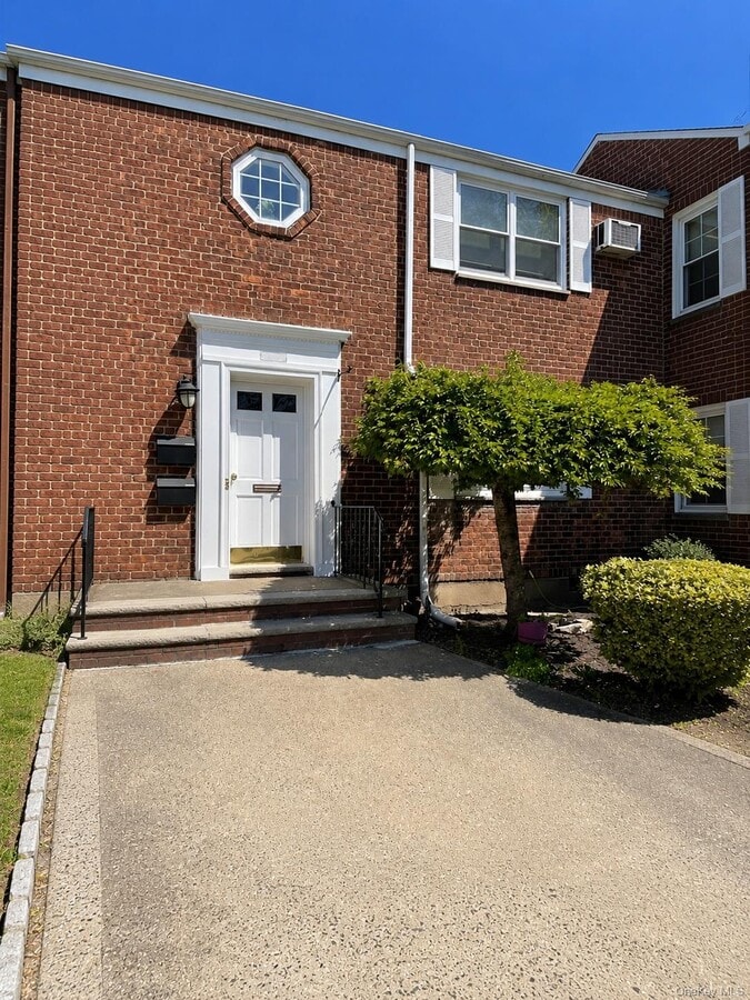Photo - 260-51 73rd Ave