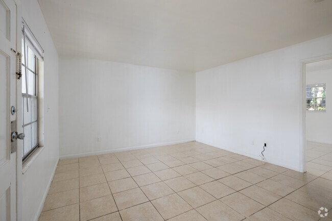 1BR, 1BA - 675SF - Living Room