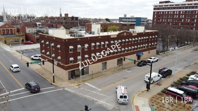 Building Photo - 101 SE 2nd St Unit 212