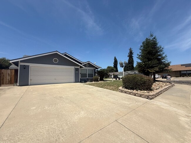 Building Photo - ***JUST REDUCED!!!*** 3-bedroom, 2-bath home in Visalia, CA!