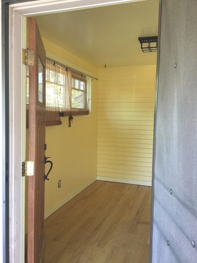 Photo - Charming 2 bedroom 1 Bath Close to Midtown!