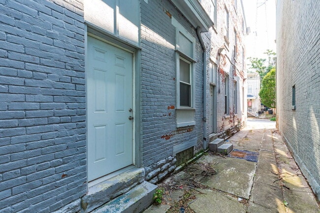 Photo - 2235 Victor St