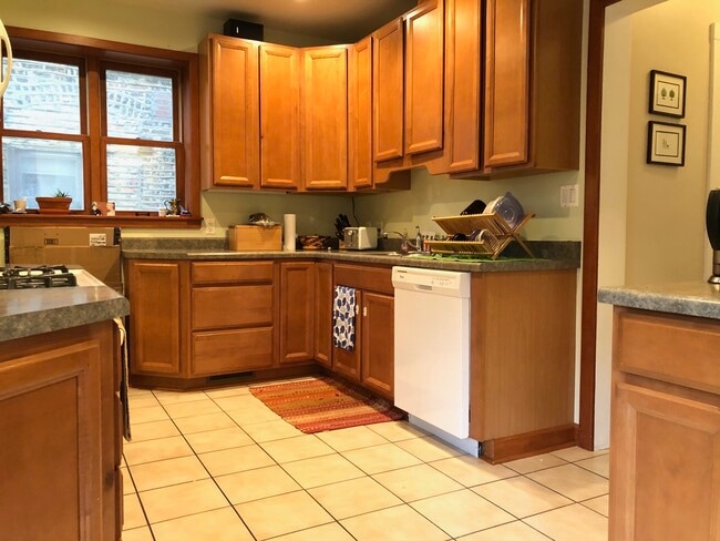Building Photo - 930 W Gunnison St Unit #1