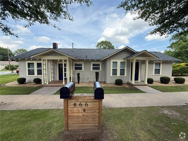 Building Photo - 866 Custer St Rental