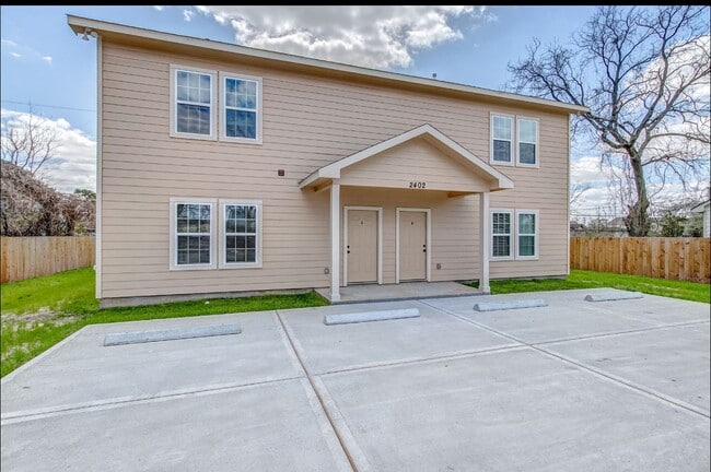 Photo - 2402 Spence St