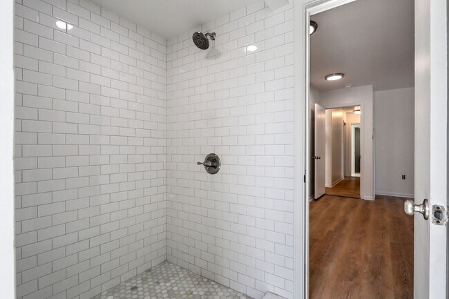 Photo - Newly Renovated 3BD/2BA Penthouse, 1/2 Blo... Unidad A