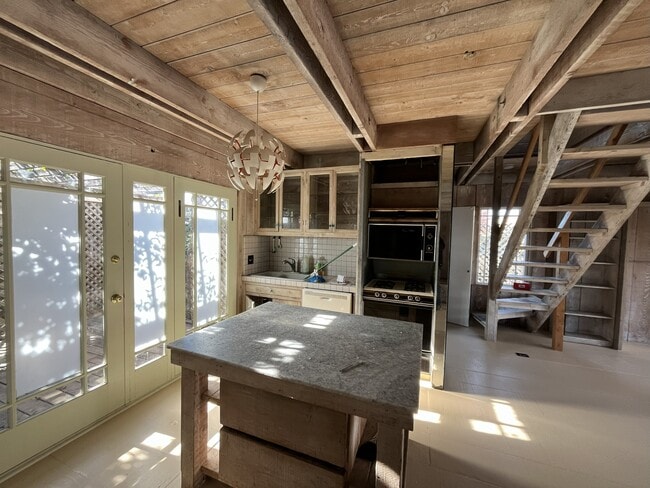 Building Photo - 1551 San Lucas St