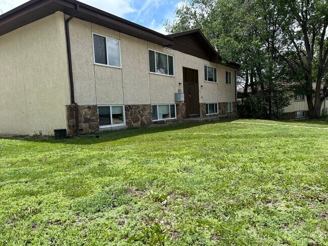 Building Photo - 4715 Scenic Cir Unit #3 - 4715 Scenic Circle Rental
