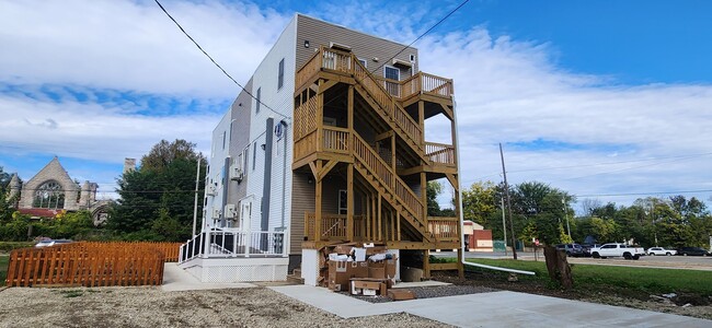 Building Photo - 429 E 9th St