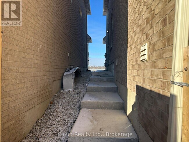 Photo - 89 Longboat Run W